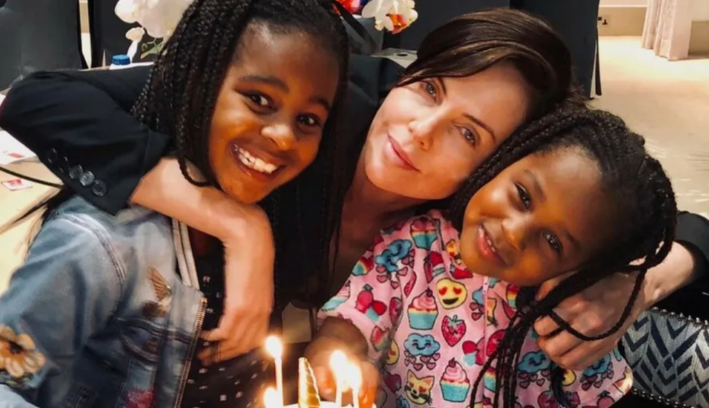 Charlize Therón y sus hijas