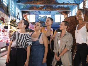 6 episodios. Las de la última fila son cinco mujeres treintañeras, amigas íntimas desde el colegio y que todos los años sin excepción organizan una escapada de una semana juntas. Este año, las circunstancias de este viaje son especiales y distintas porque a una de ellas le acaban de diagnosticar un cáncer. Hay viajes que te cambian la vida para siempre. Hay vidas que te cambian los viajes para siempre.
