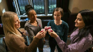Cuatro estudiantes llegan a la prestigiosa universidad de Essex en Nueva Inglaterra. Las chicas son una mezcla de contradicciones y hormonas. Las odiarás y amarás a partes iguales mientras estrenan su nueva libertad y vida en el campus.